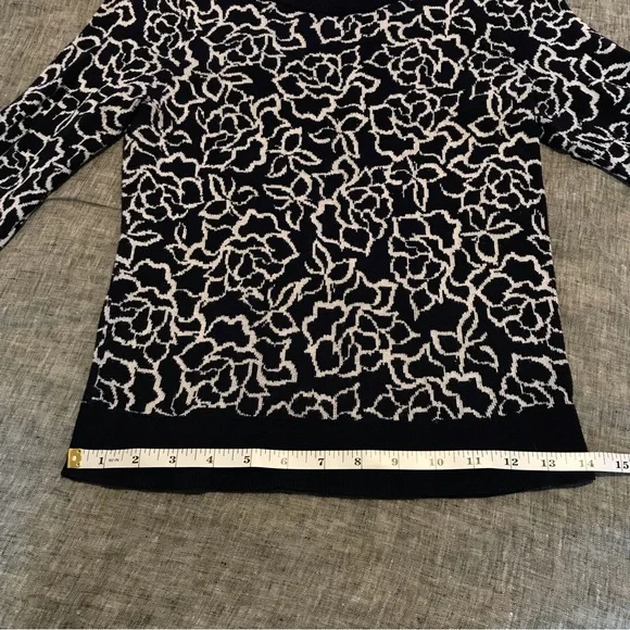 EVA MENDES Floral Navy Blue Pull Over in a Women’s Size XS - Picture 3 of 10